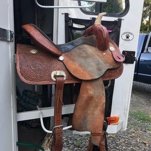 Circle y barrel saddle